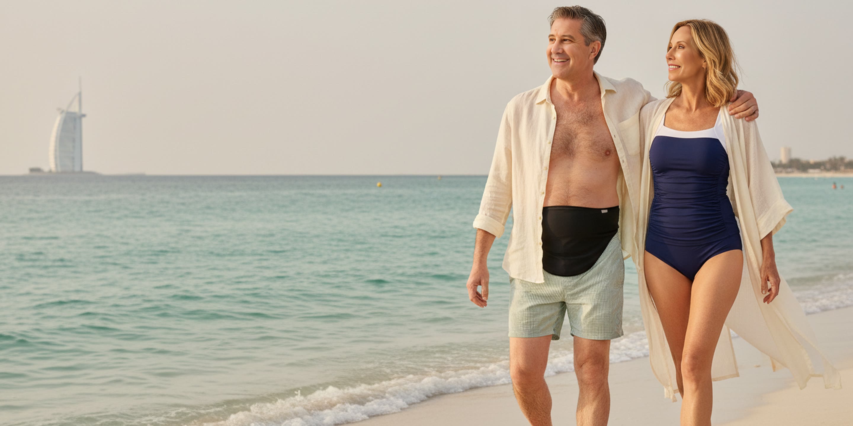 SIIL Ceinture Stomie + Maillot — Bruce et Colleen sur une plage de Dubaï, Burj Al Arab en arrière-plan