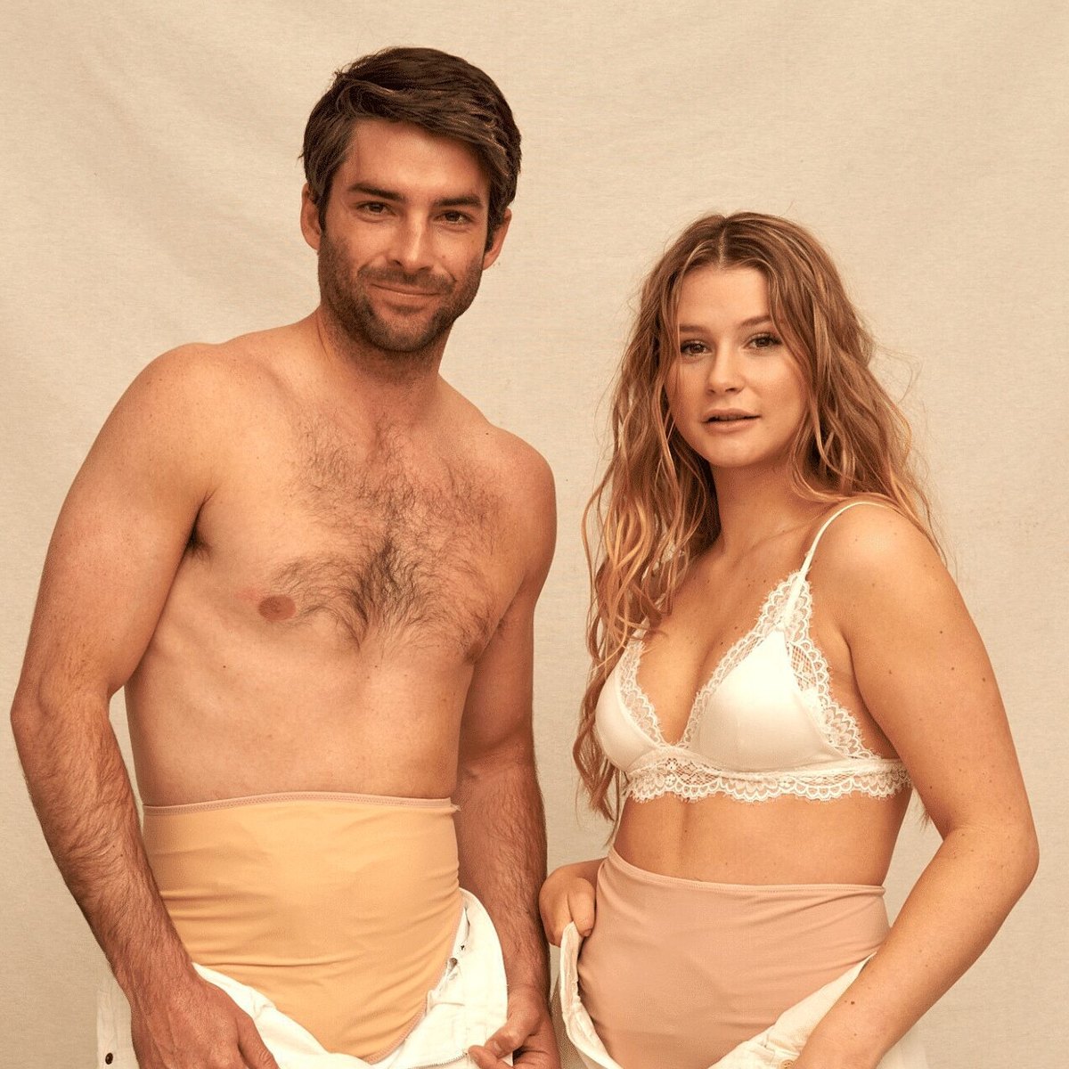 Uomo e donna sorridenti con morbidi copri sacca per stomia SIIL beige in uno studio